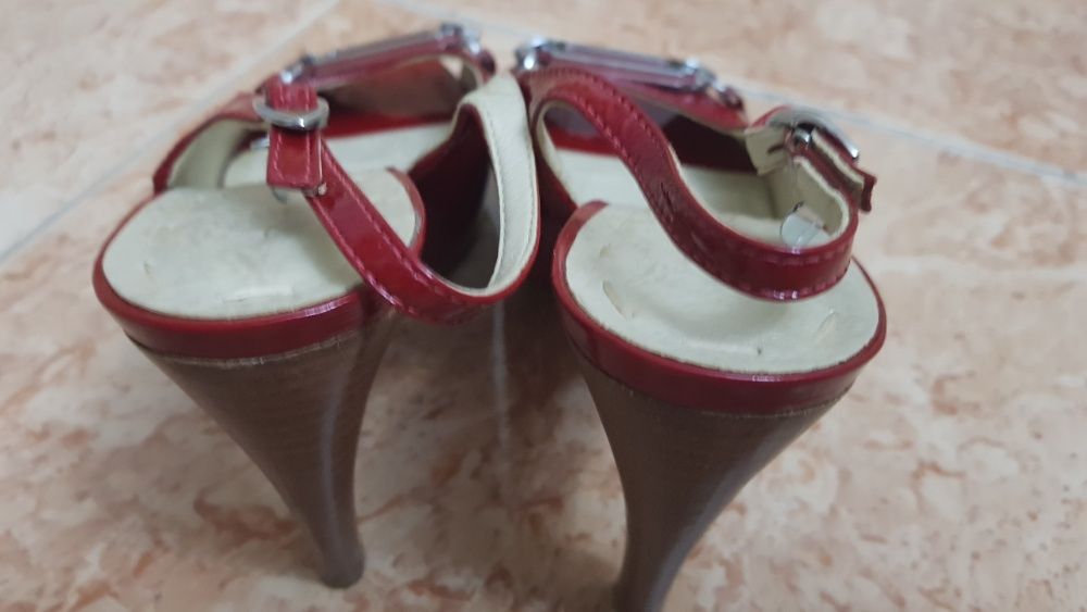 Sapatos de senhora, vermelhos, usados uma vez