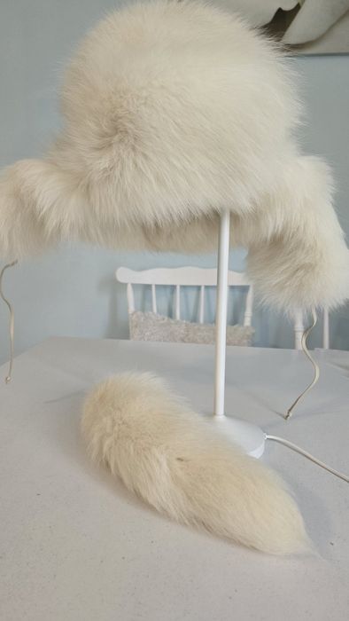 Biała czapka z prawdziwego futra