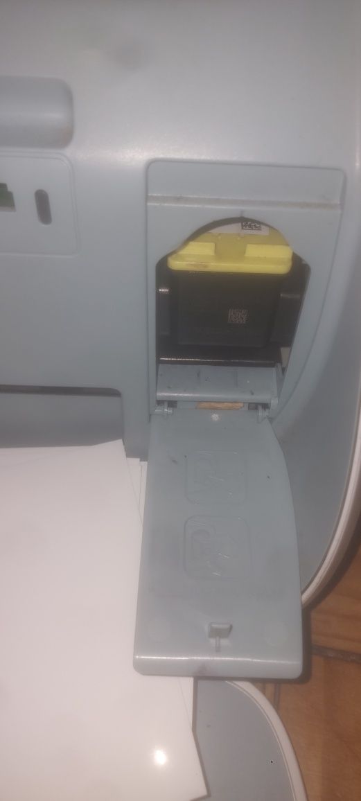 Vendo uma empresora tatil com um ecra de 5 pulgadas leva HP