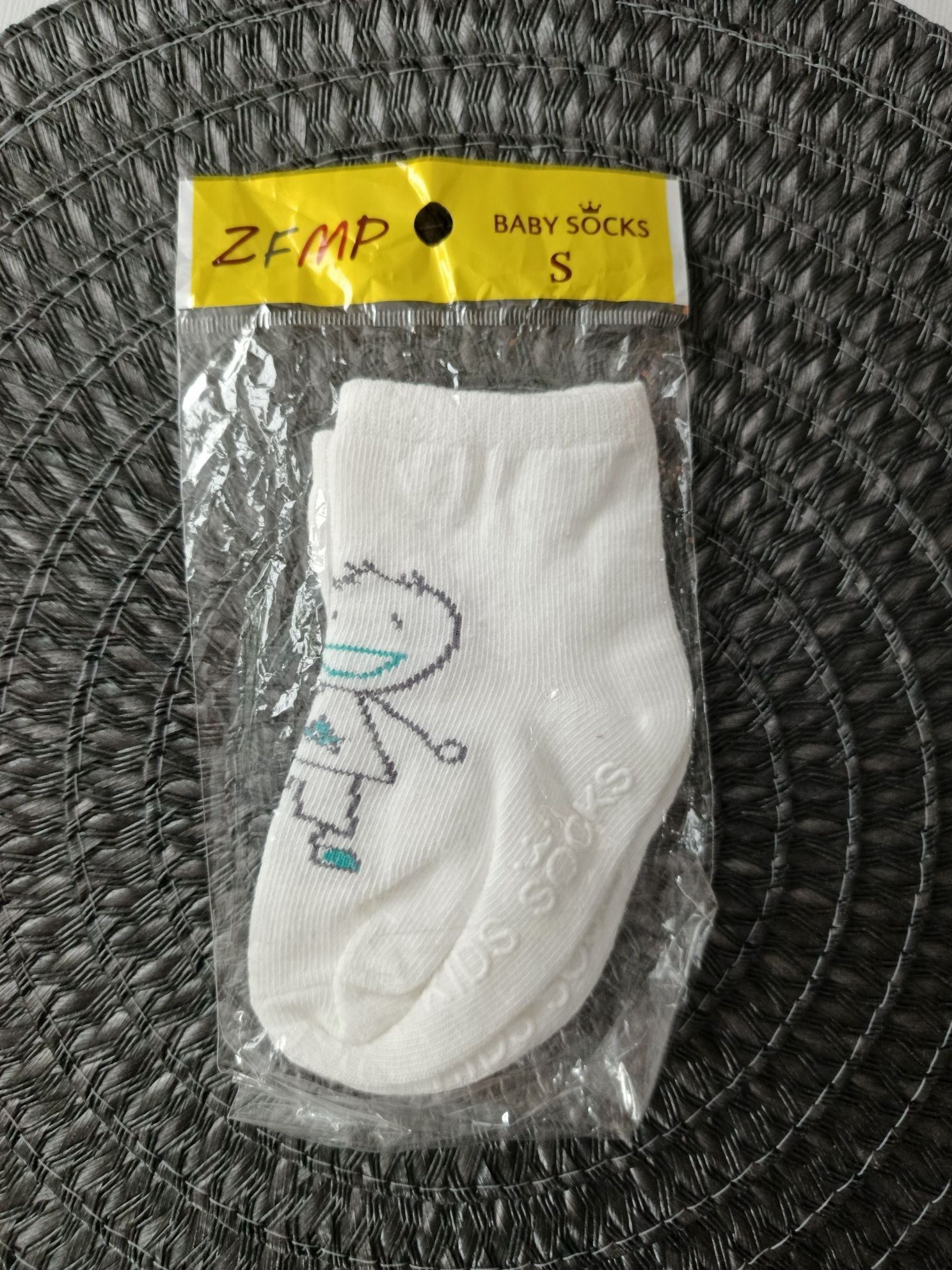Zestaw: pojemnik na mokre chusteczki,silikonowa szczoteczka, skarpetki