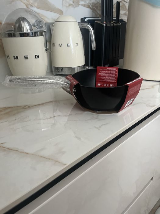 Сотейник з антипригарним покриттям від KitchenAid.