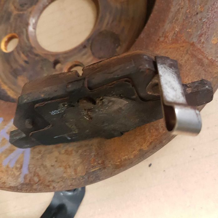 osłona błotna kotwiczna piasta abs tarcze hamulcowe klocki yaris 06-21