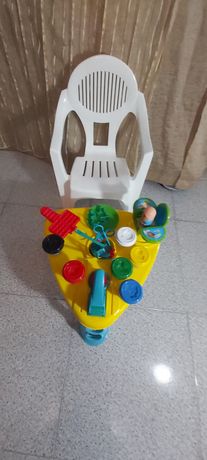 Mesa de  plasticina, para criança.
