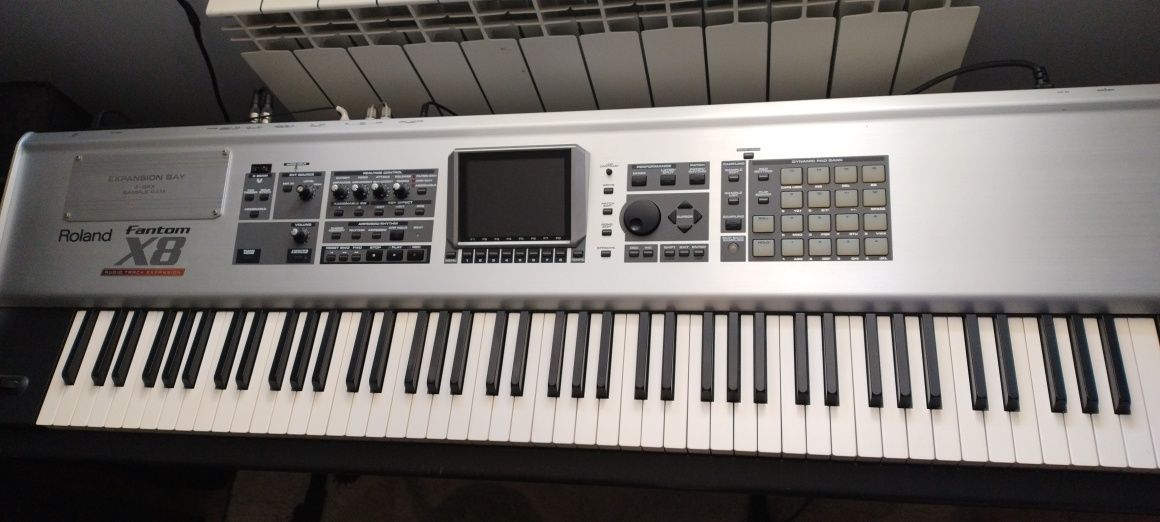 Roland fantom x8 + case