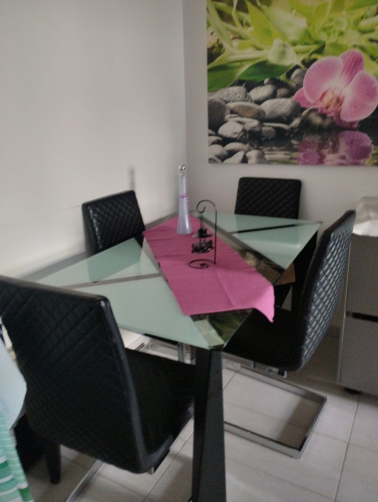 Mesa em vidro com pés pretos