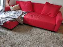 Sofá cama vermelho com chaise longue e arrumação