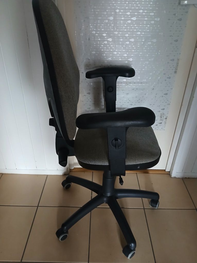 Krzesło biurowe do komputera. Sprawne