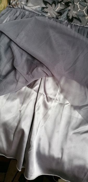 Szara haftowana z tiulowym dołem sukienka r. 44