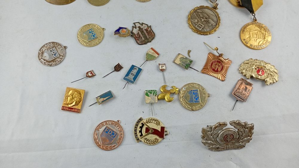 Medale odznaki przypinki różności bibeloty starocie