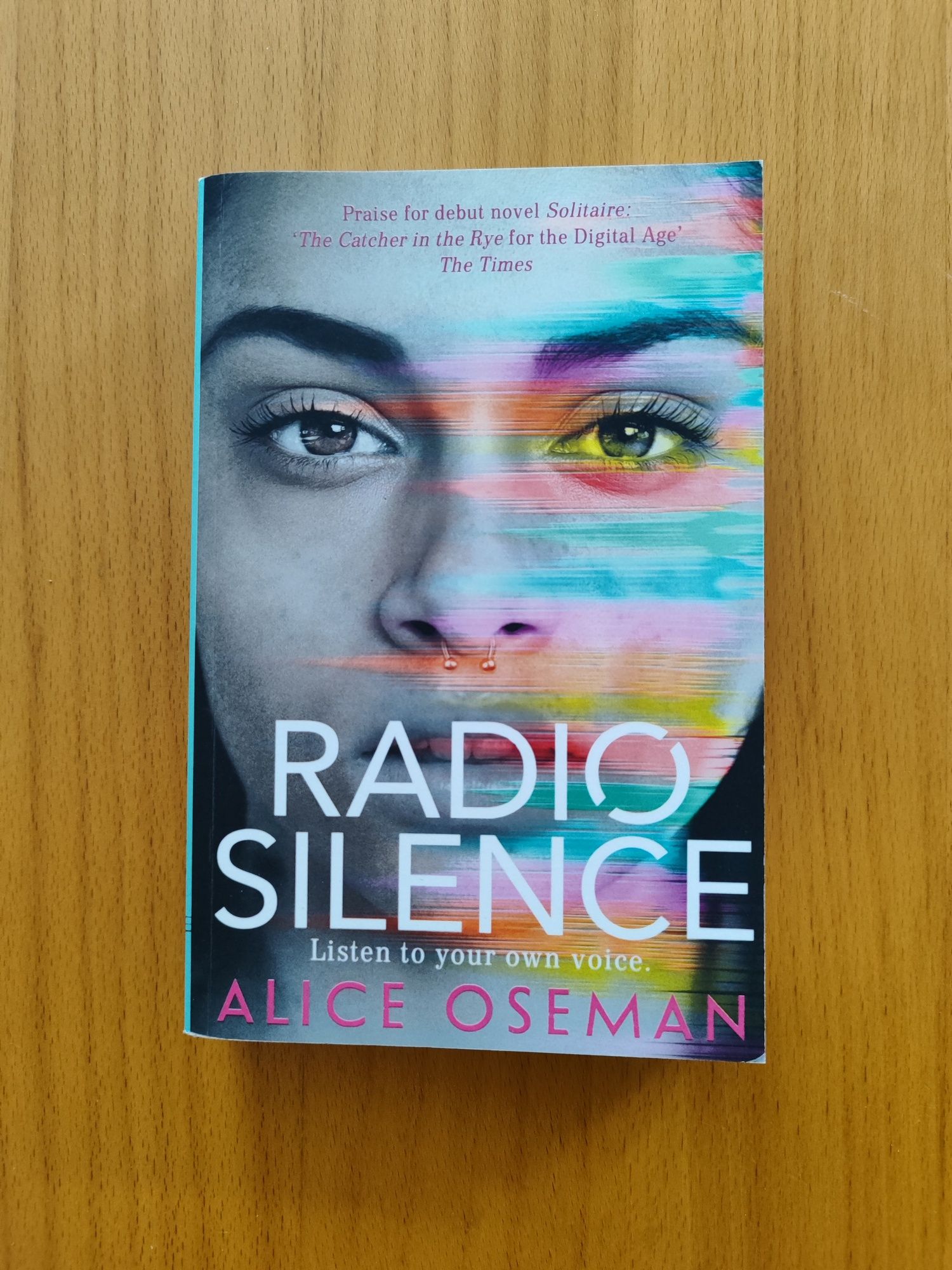 Livro Radio Silence - Alice Oseman