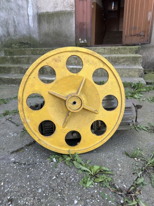 Silnik elektryczny z reduktorem i kołem pasowym (Sprawny)