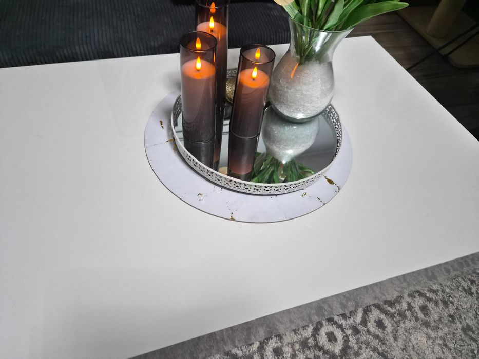 Zestaw bialych stolików