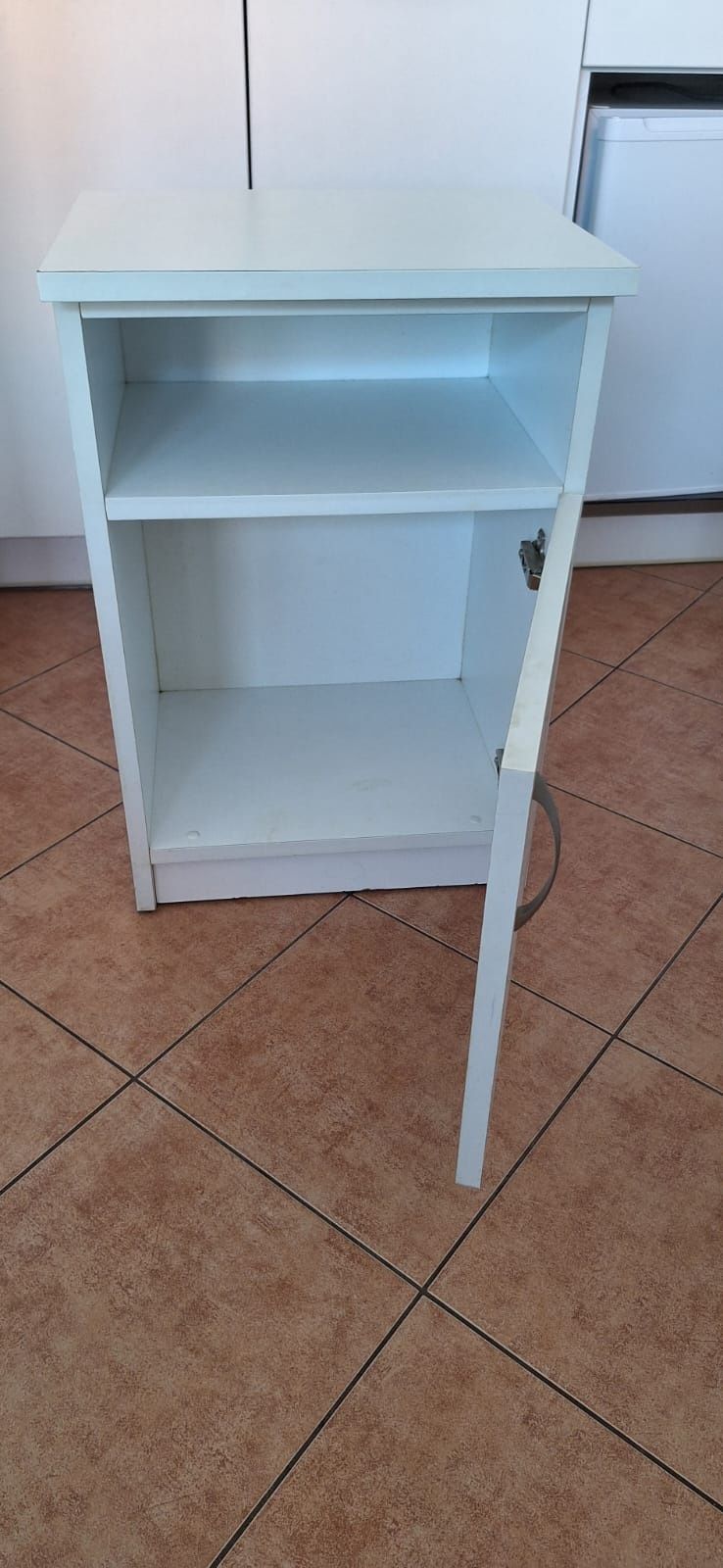 Biała szafka nocna.