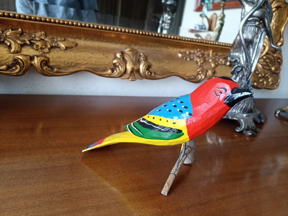 Ręcznie rzeźbiony ptak