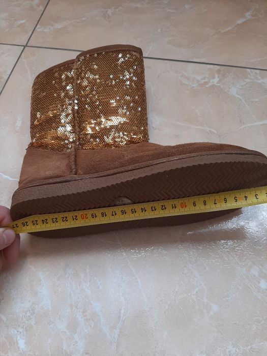 Продам женские угги , зимнии сапоги валенки хорошее состояние, 38р.