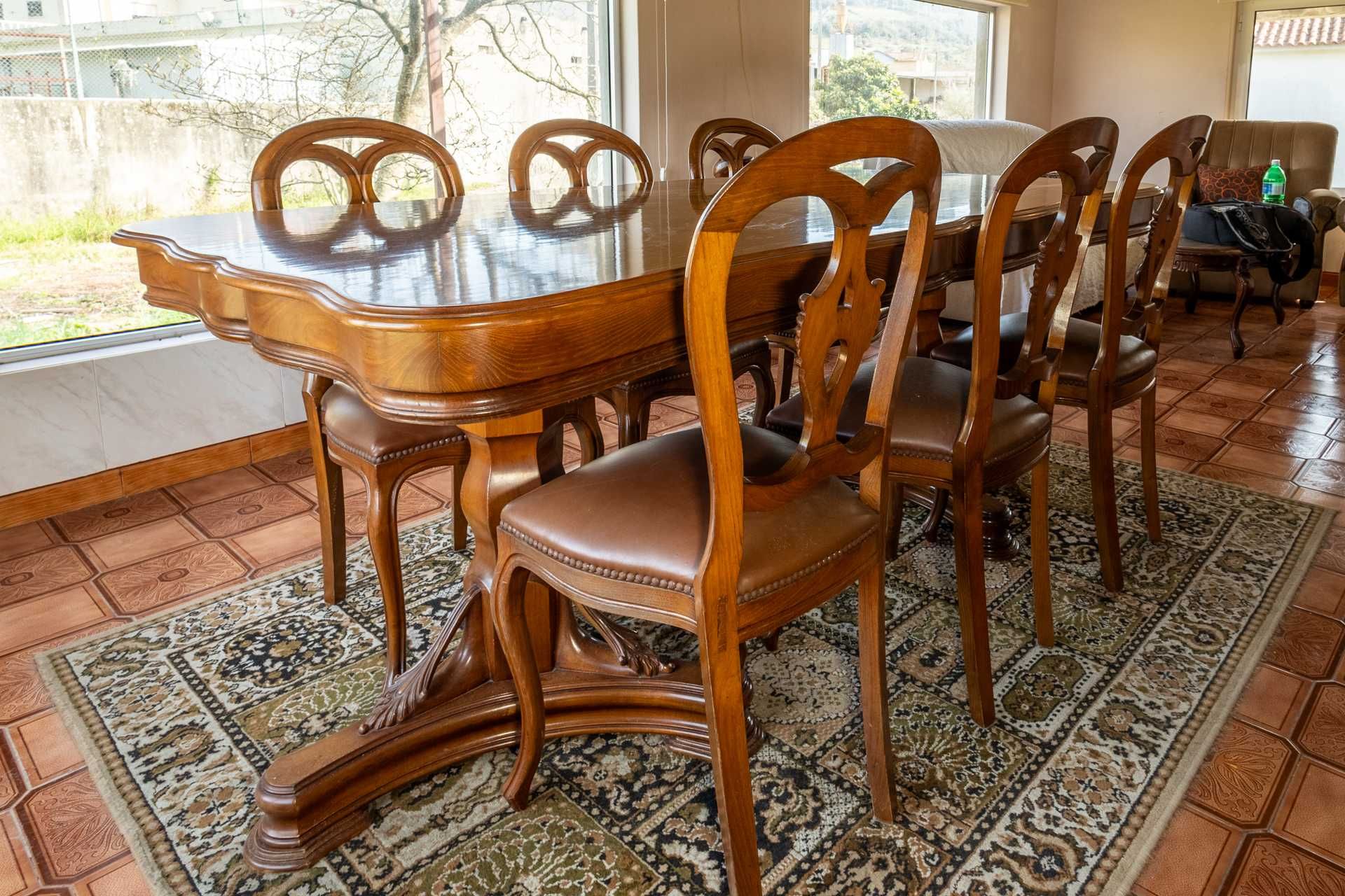 Mesa de jantar + 6 Cadeiras em couro