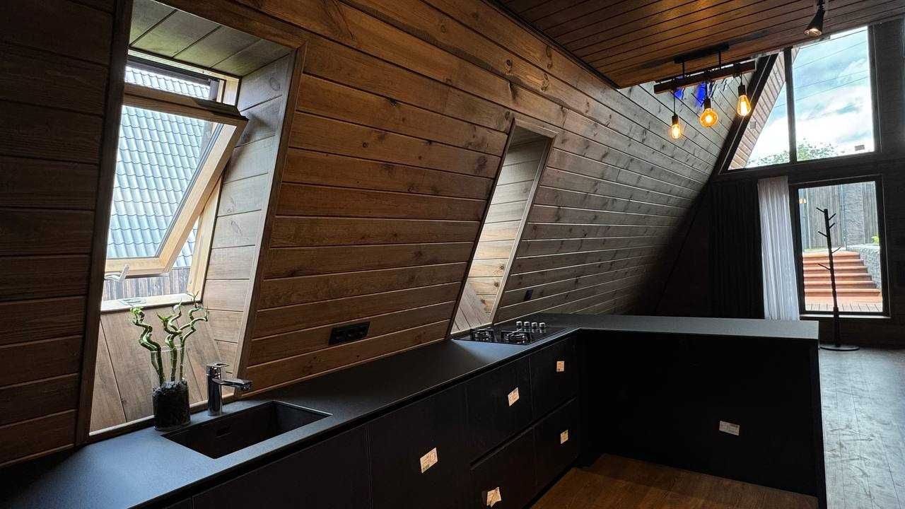 Будинок A-frame з ділянкою, терасами та ремонтом — без комісії