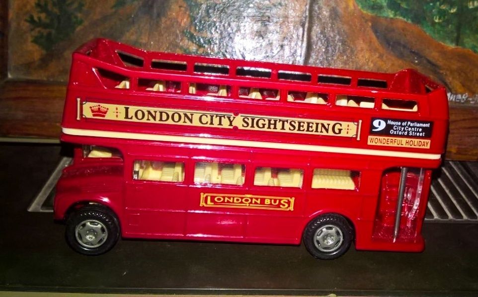 Знаменитый красный двухэтажный автобус Даблдекер