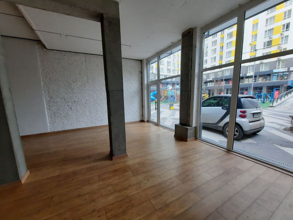 Фасадне приміщення з ремонтом у заселеному комплексі