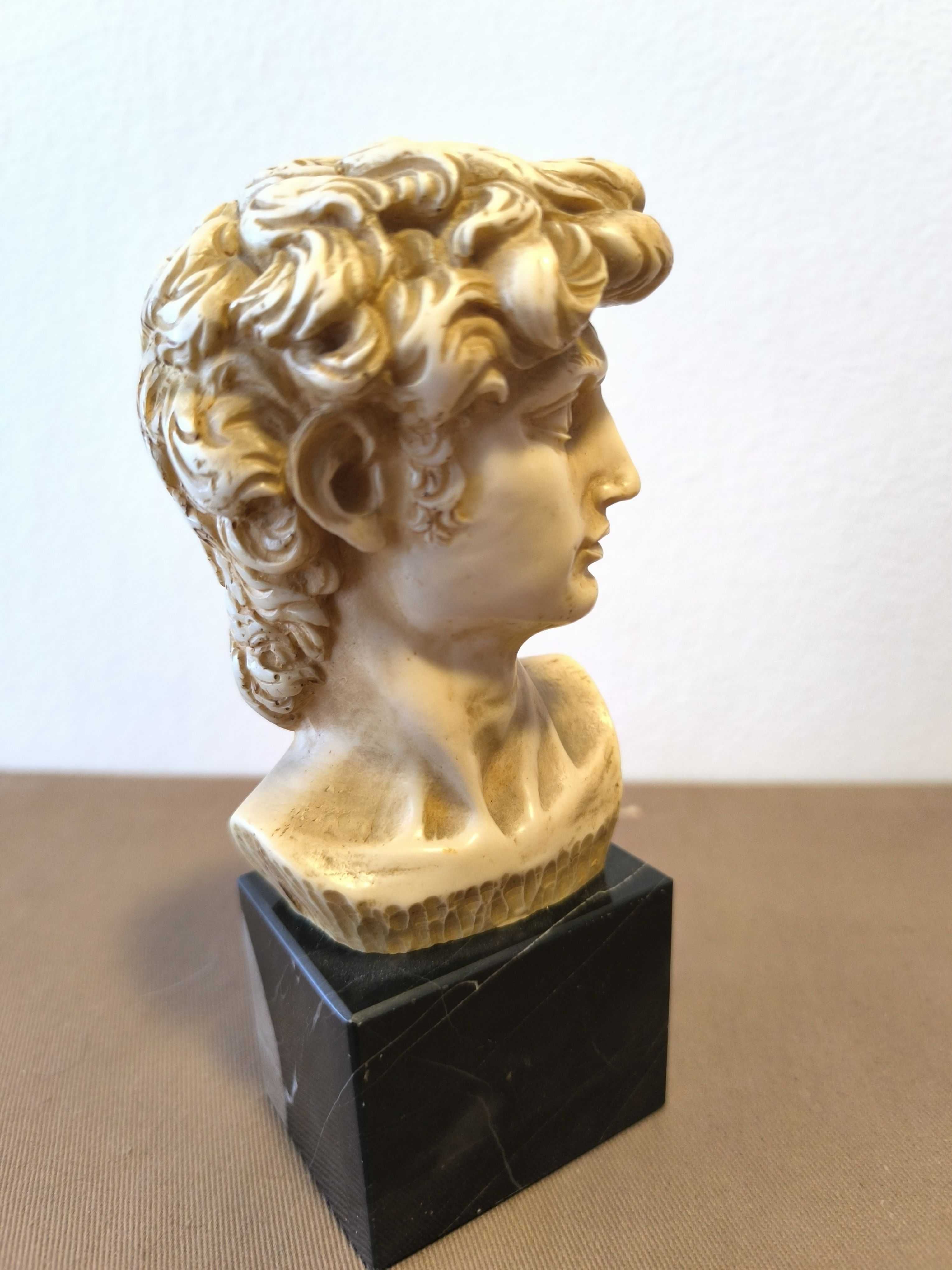Escultura de um busto de David em resina,  com base em mármore preto