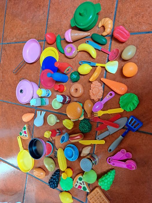 45 réplicas de alimentos e utensílios de diversos materiais