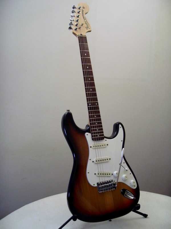 Guitarra stratocaster como nova