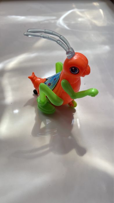 Детская игрушка фигурка на колесиках жабка гусеница кузнечик кит акула