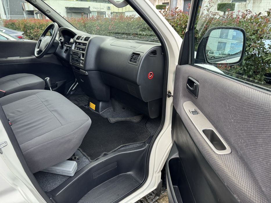 Toyota Hiace 2.5D - 4D 6 Lugares