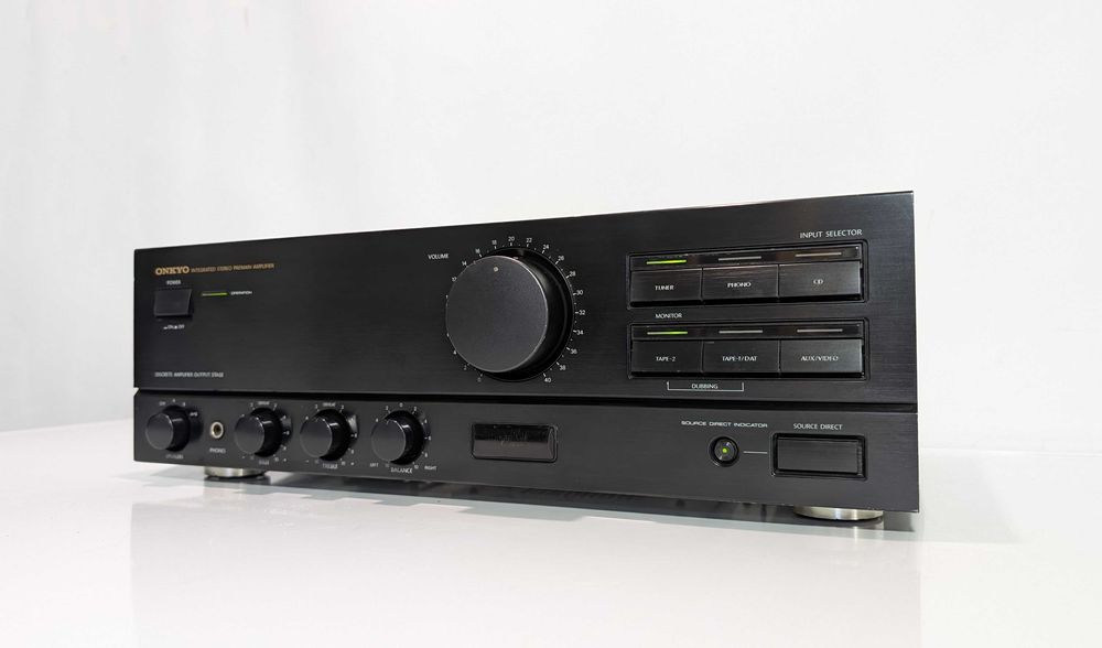 Підсилювач Onkyo A-8620, має 65 Вт/канал/транзисторний/4-16 Ом/Японія