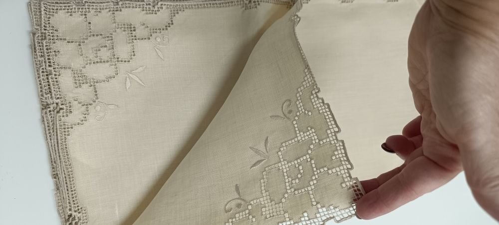 Toalha de mesa bordada à mão