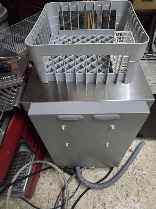 Máquina de lavar loiça Rancilio R35 em excelente estado.