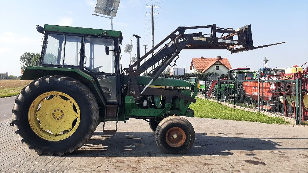 Ciągnik John Deere 3140 z ładowaczem czołowym