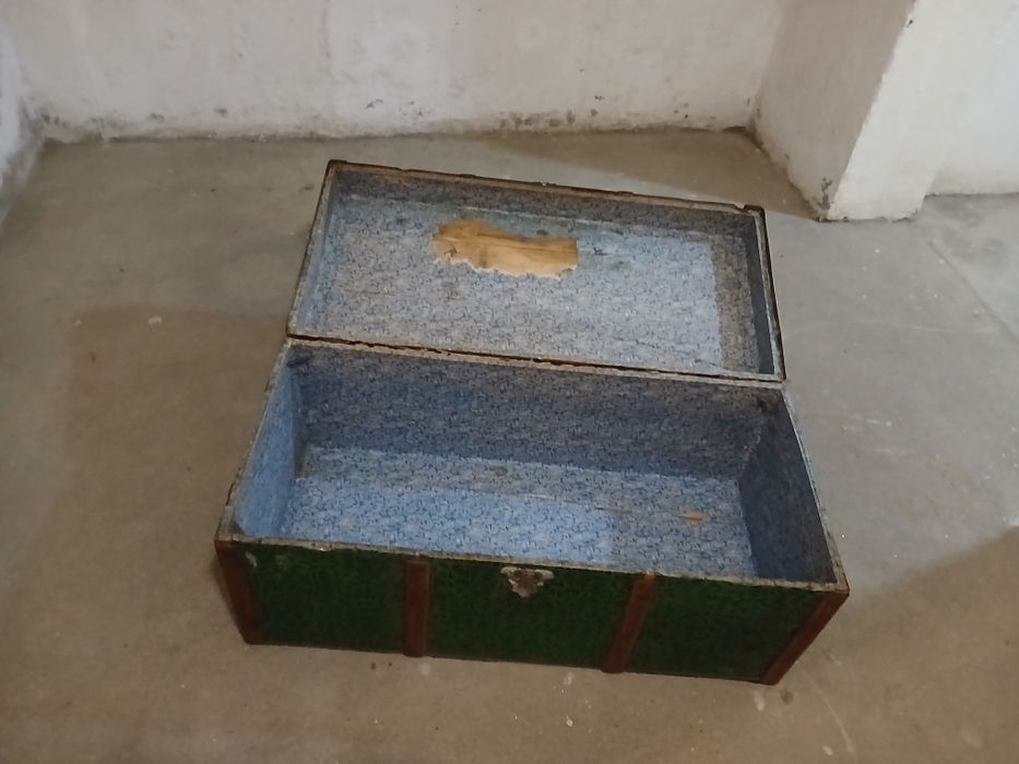 Arca bau antigo em madeira revestida em chapa