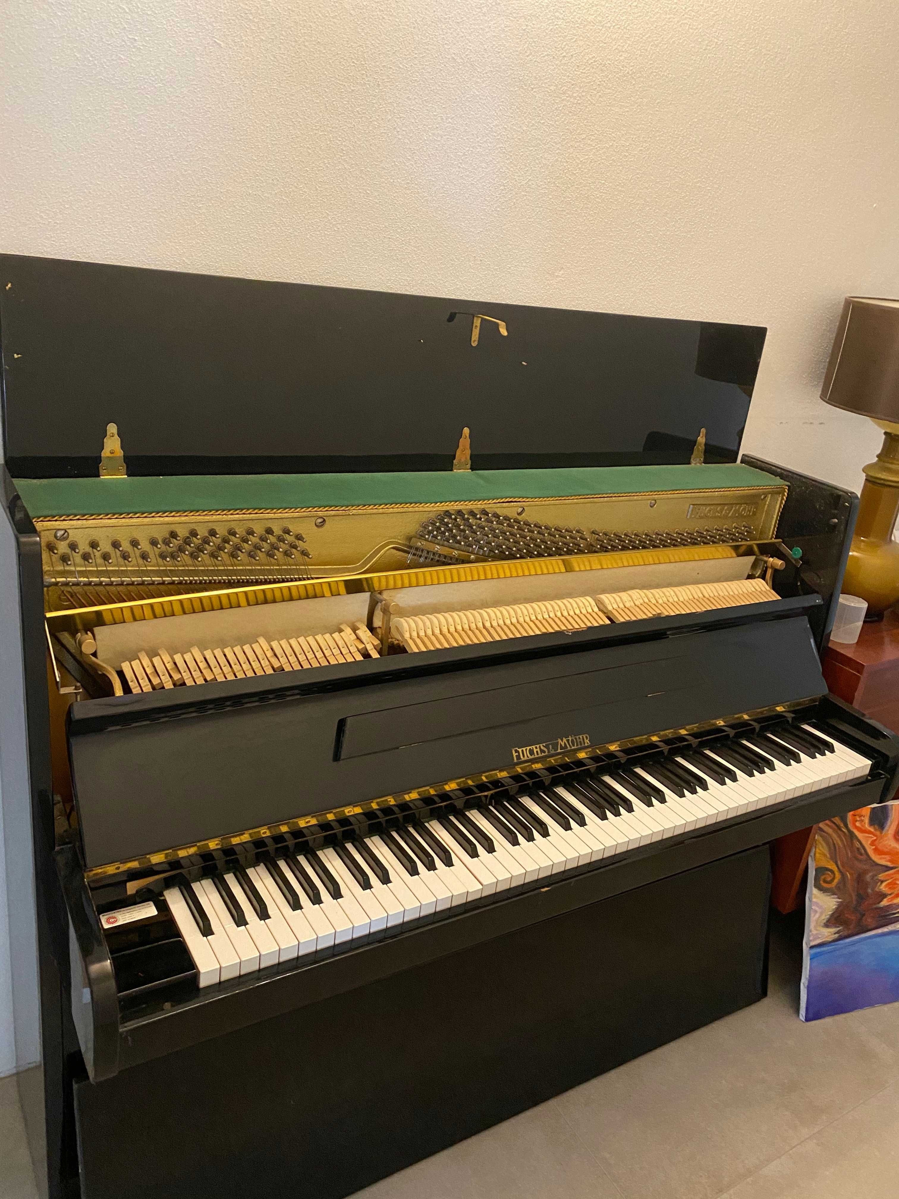 Piano Fuchs & Mohr, lacado preto.