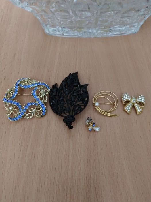 Набор брошек.Бижутерия.Очень стильные.