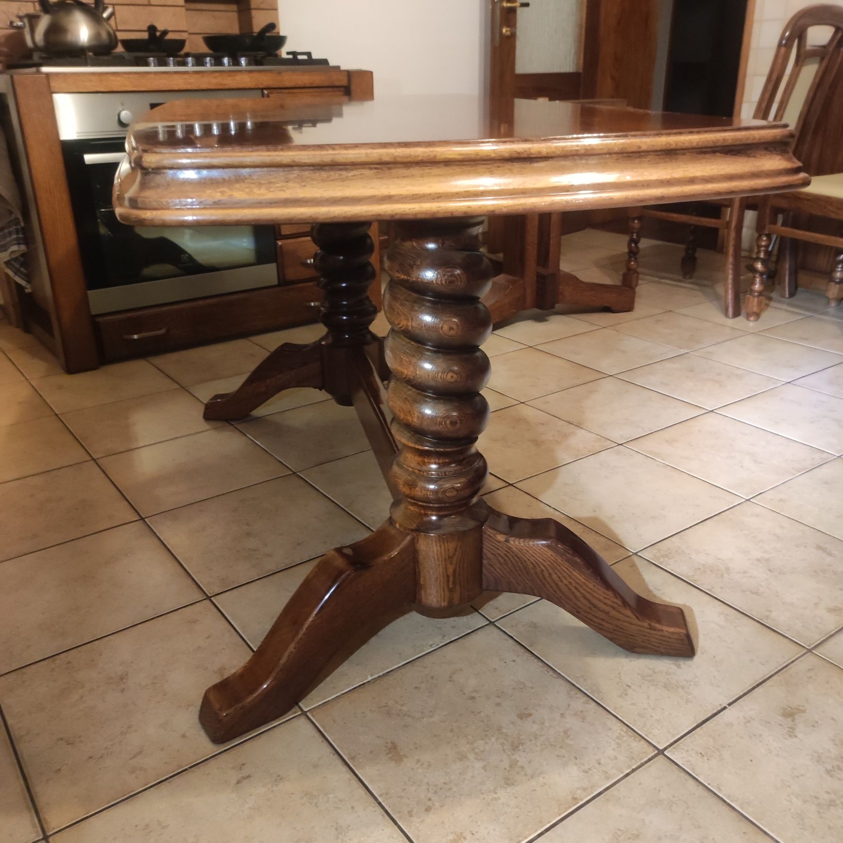 Stół drewniany wykonany przez swarzędzkiego stolarza