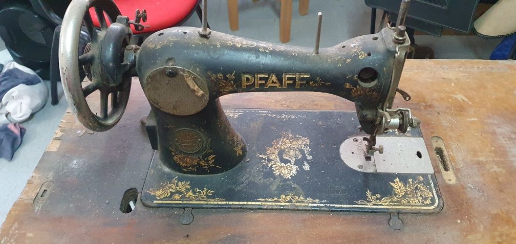 Velharia máquina de costura centenária