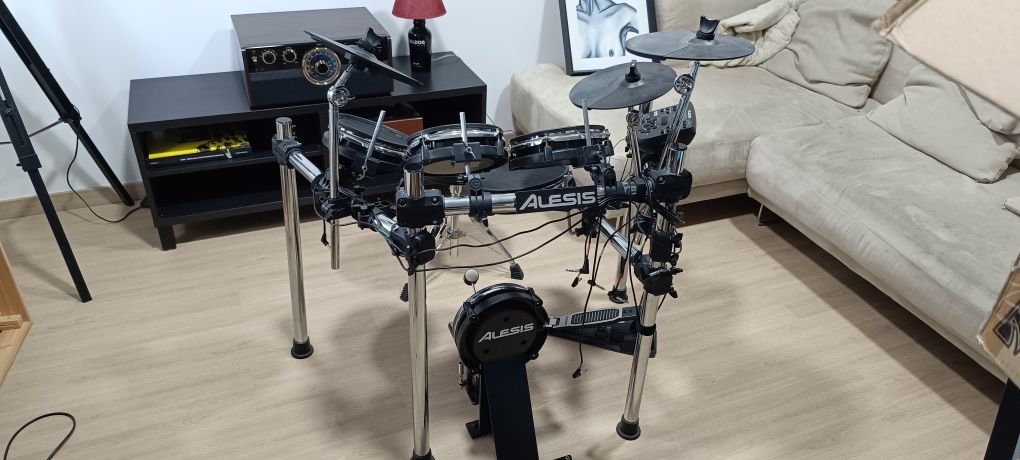 Bateria electrónica Alesis