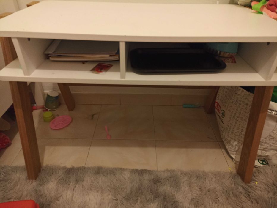 Secretaria e cadeira criança