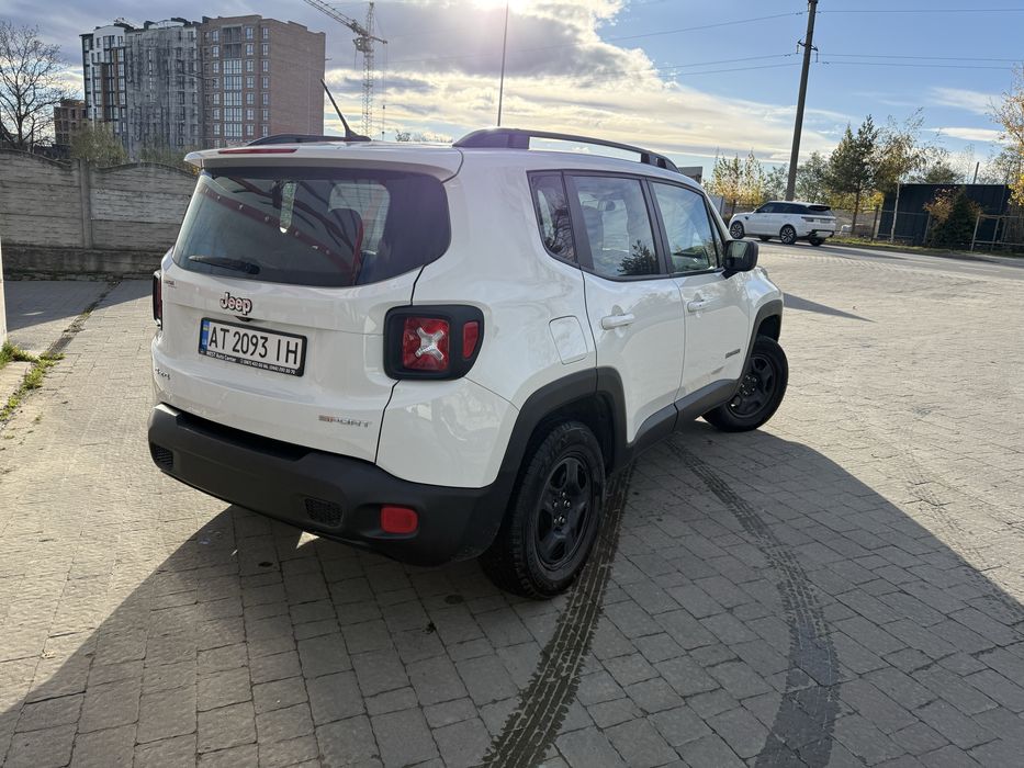 Білий Jeep Renegade Sport 2016 року