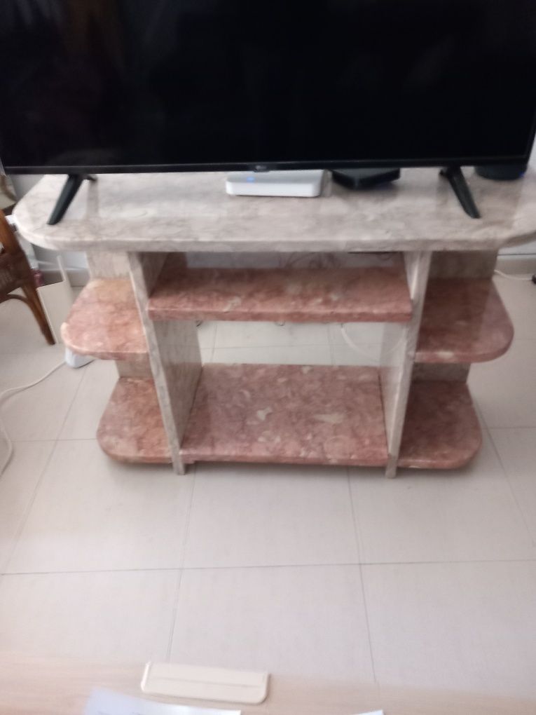 Mesa em mármore para sala ou entrada de casa