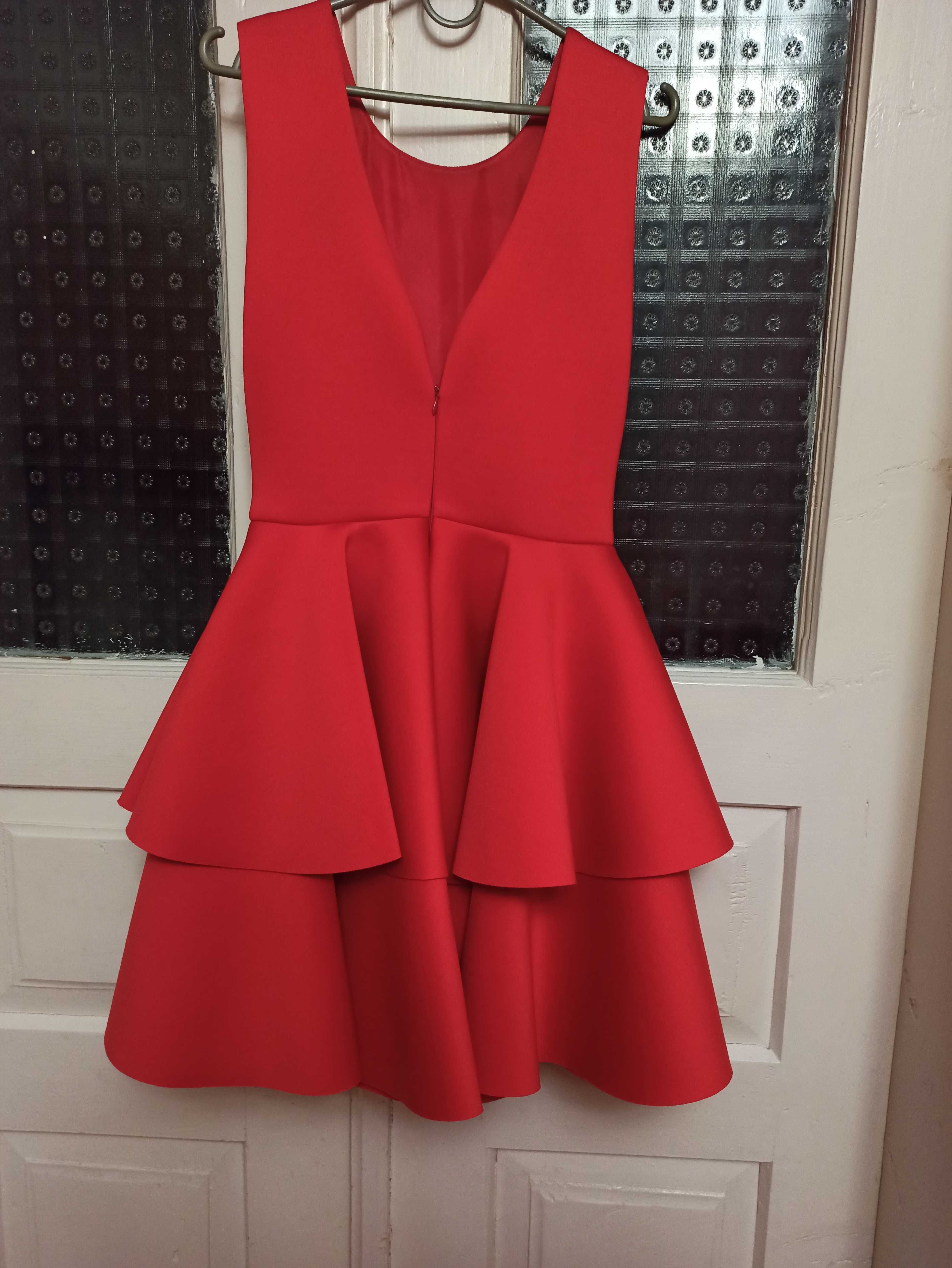 Жіноче плаття червоного кольору