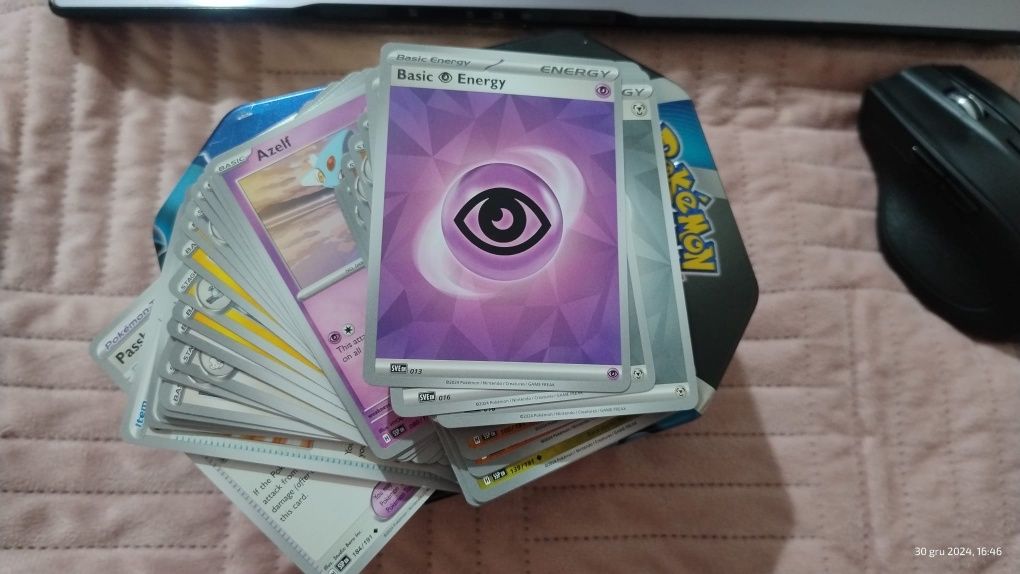 Puszka na karty Pokemon plus karty