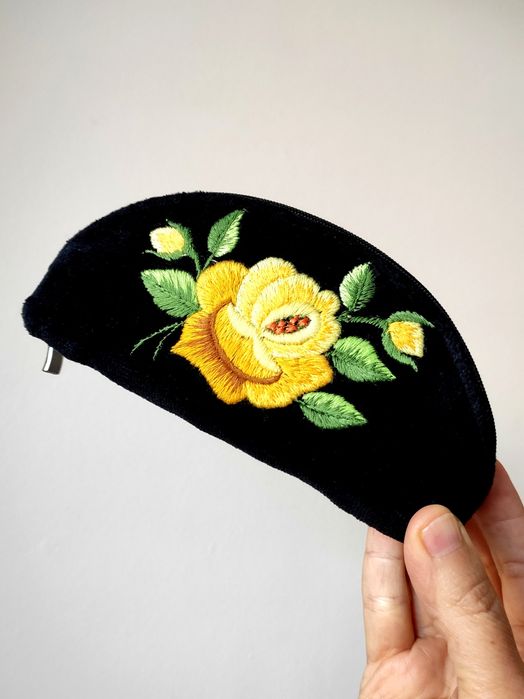 Czarna piękna kosmetyczka Bombkarnia folk na okulary- żółta róża.