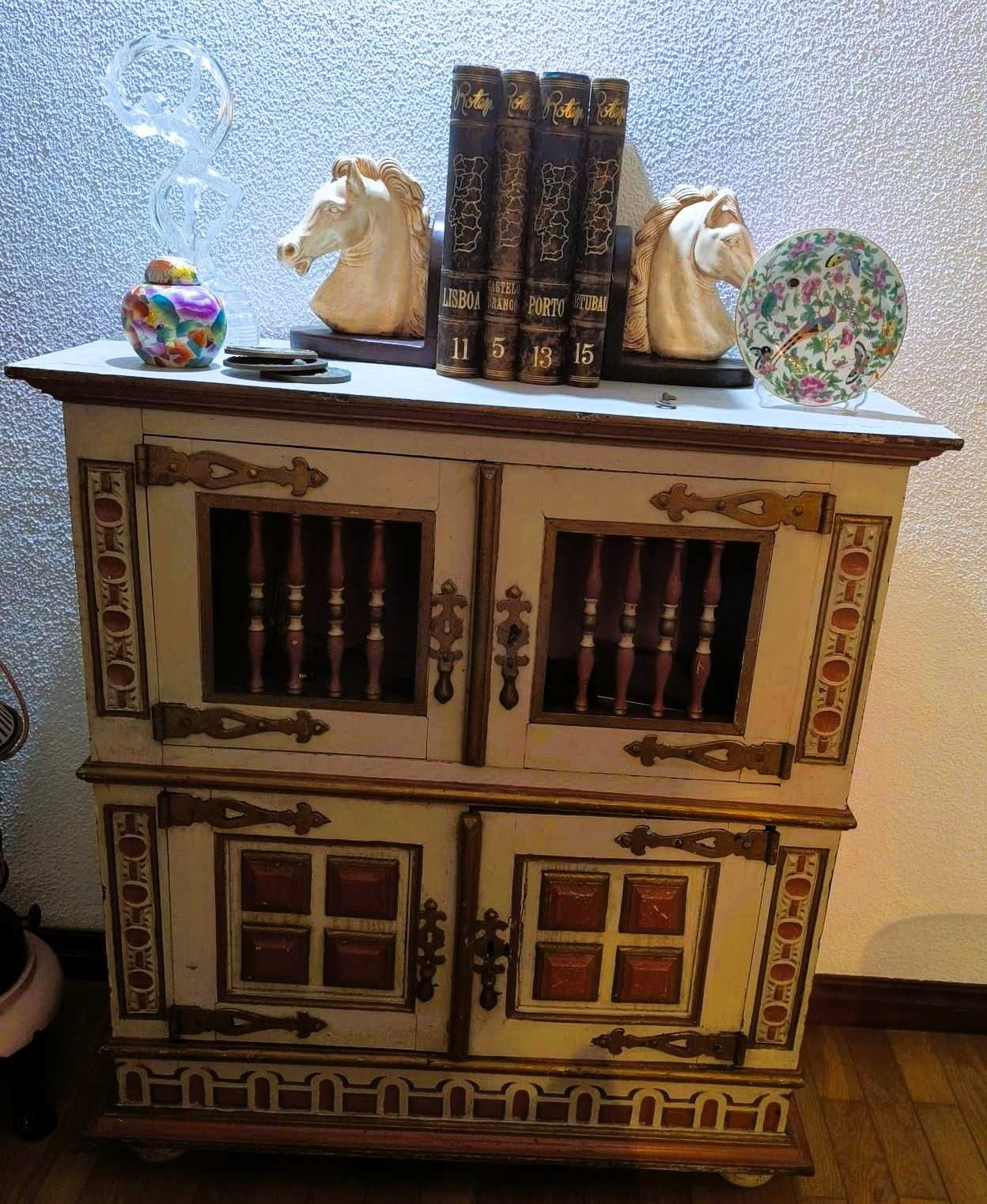 Conjunto de móveis antigos
