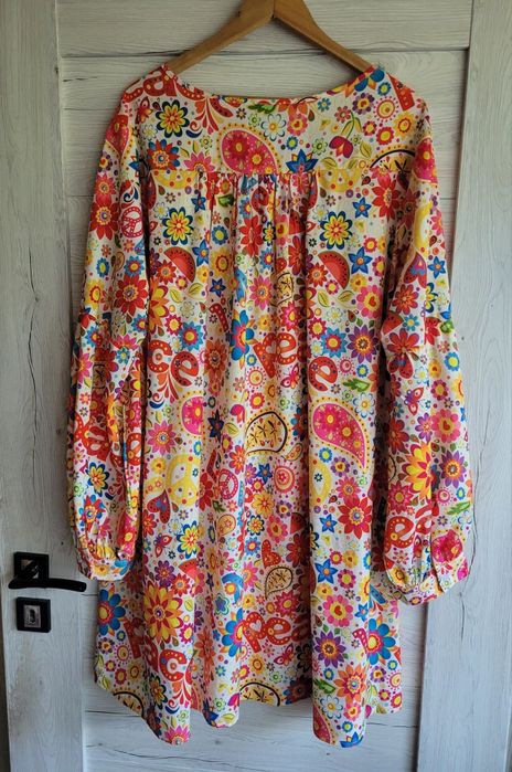 Śliczna sukienka Sheilay efektowny wzór 4XL