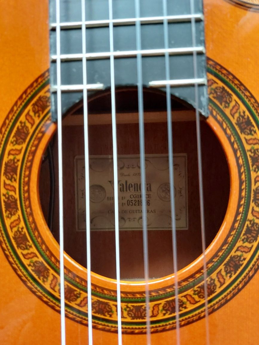 Guitarra clássica eletrificada