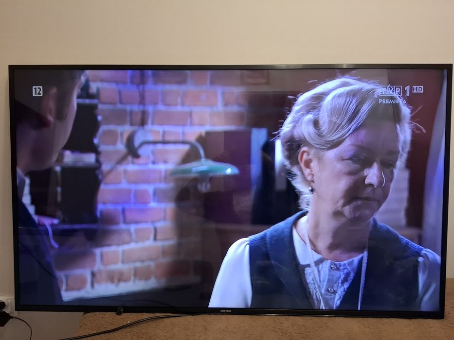 Samsung 55 cali  ultra hd  smart tv żółta  kreska