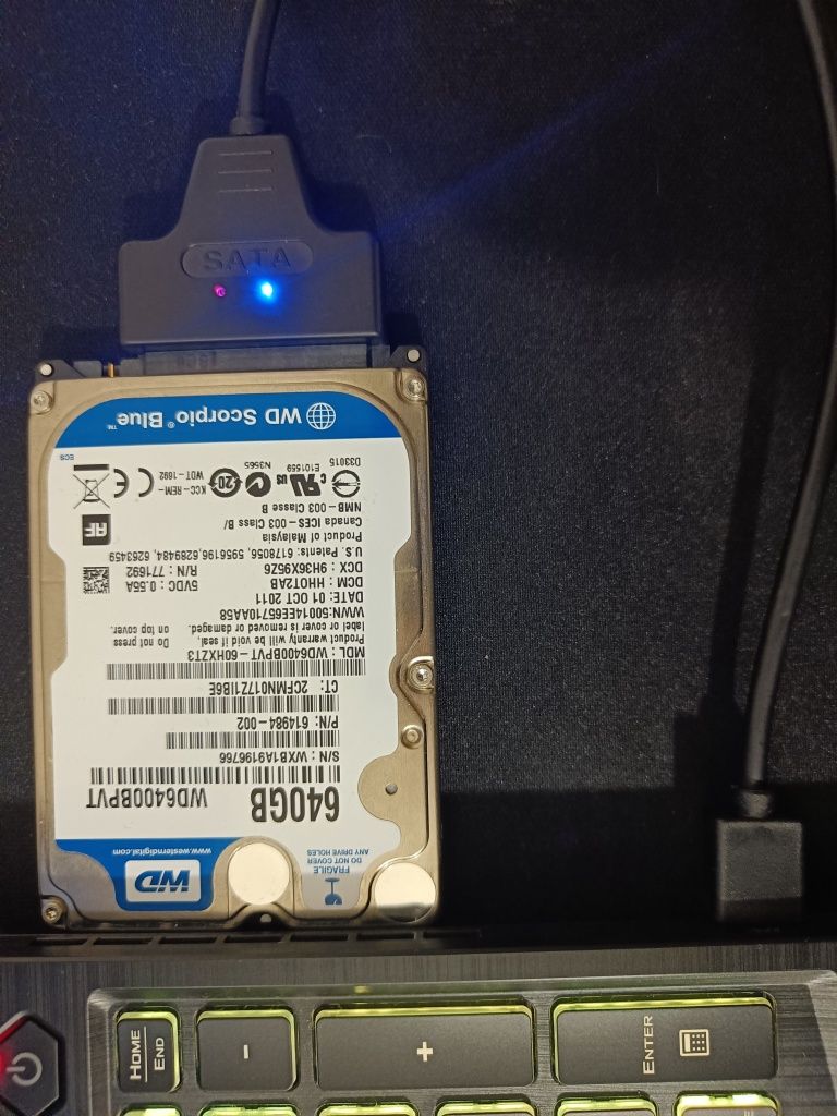 Комплект: кабель SATA, жорсткий диск WD 640гб та гвинти до техніки.
