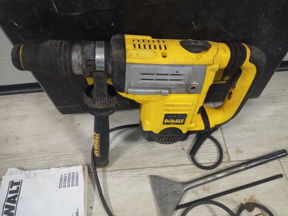 Młot udarowy, obrotowy Dewalt D25601 QS , kłująco - wiercący dłuto
